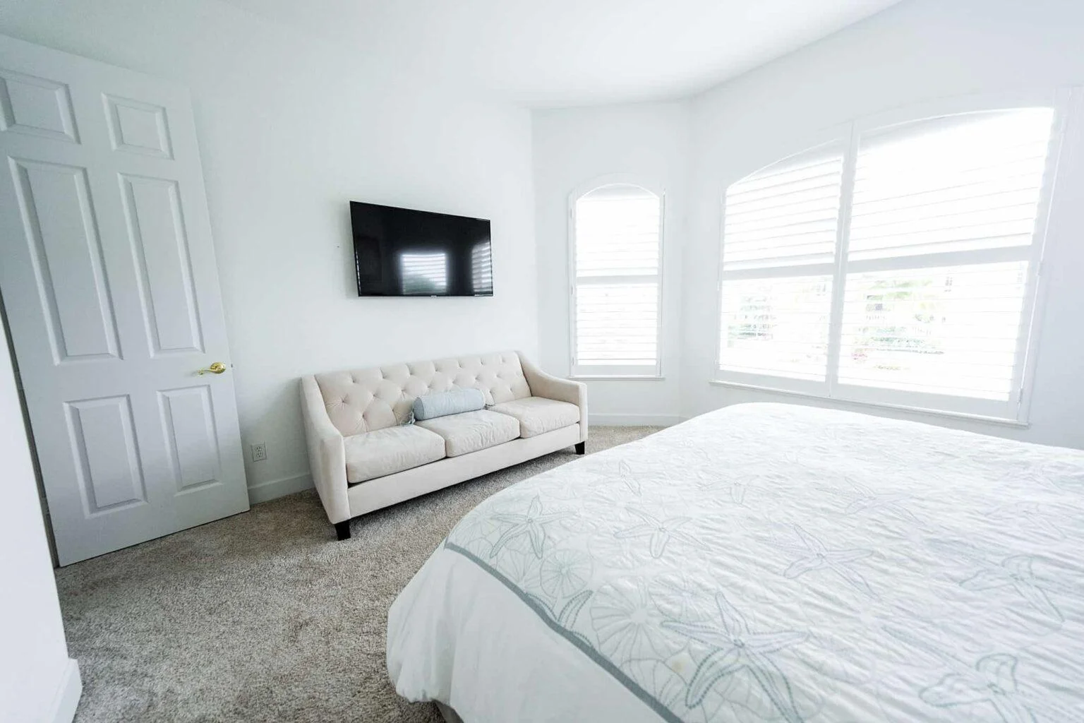 naples fl vacation home Keewaydan Island bedroom tv and sitting area.
