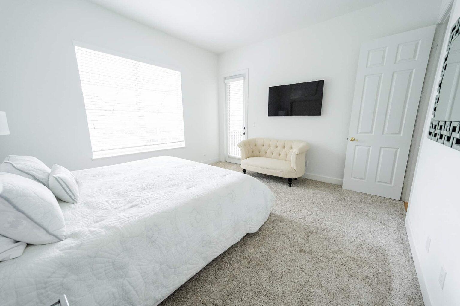 naples fl vacation home The Gulf of Mexico bedroom tv and sitting area.